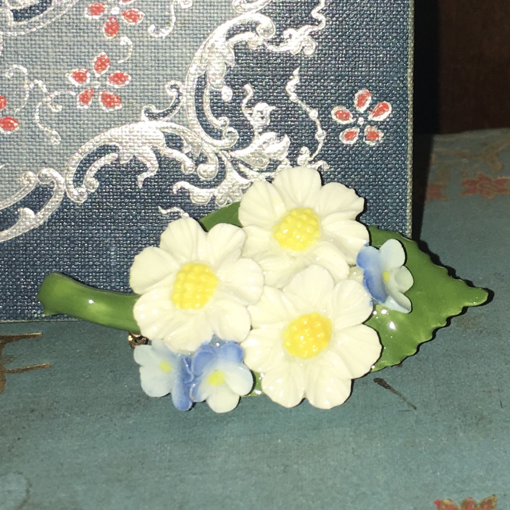 Ainsley bone China daisy floral brooch Vtg